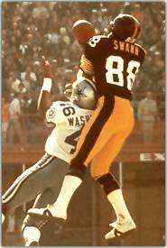 Wide Receiver Lynn Swann of the Pittsburgh Steelers runs a pass